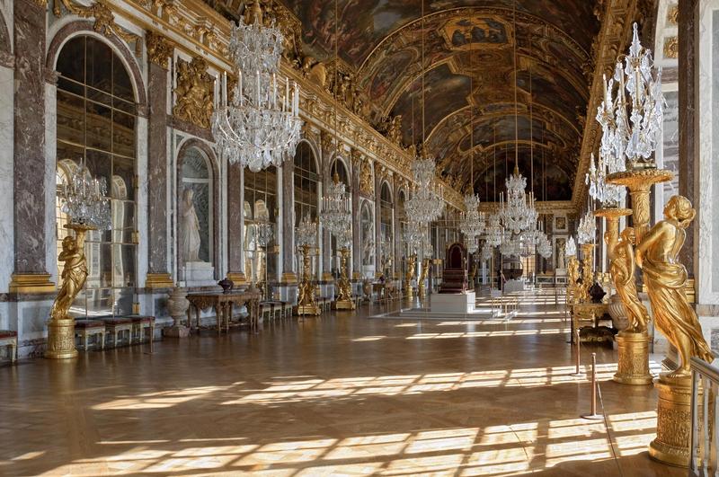 fancy baroque detailed hall with lots of ornamentation and gold filagree